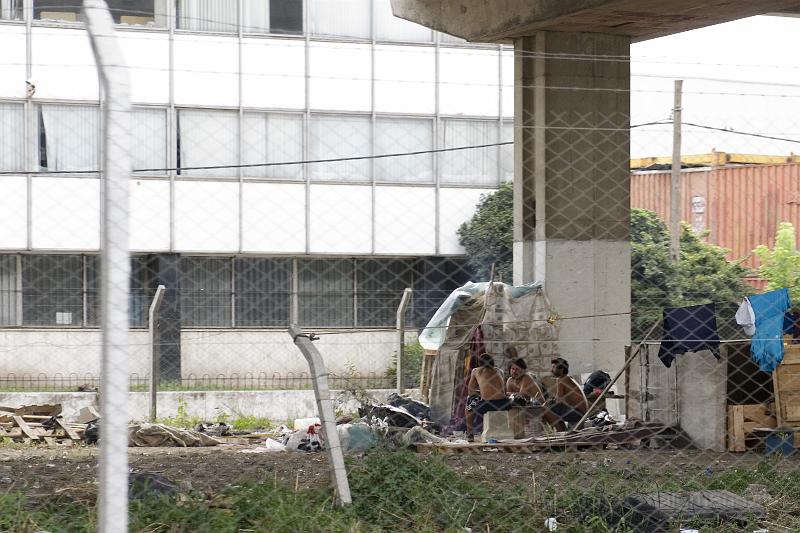 20071201_173525  D200 4000x2667.jpg - Group of men living under elevated roadway, Beunos Aires, Argentino
